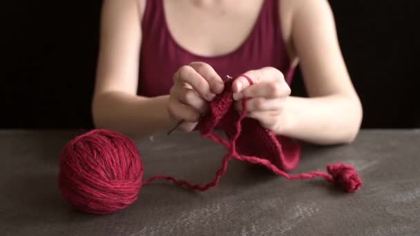 Primer plano de una mujer tejiendo — Vídeos de Stock