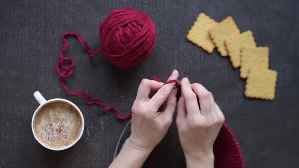 Женщина вязание во время питья кофе — стоковое видео