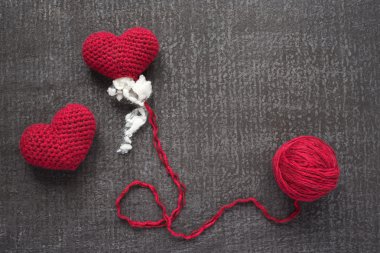 Bir grunge tahtada dantelli kırmızı Kalpler