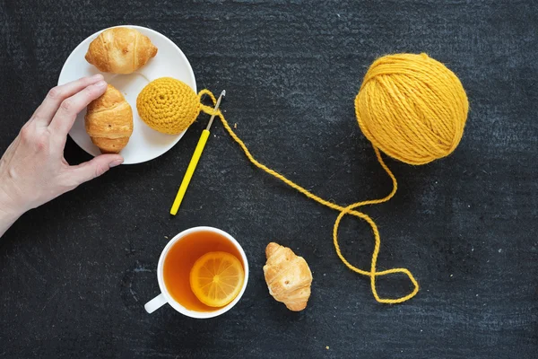 Elément au crochet, thé au citron et biscuits — Photo