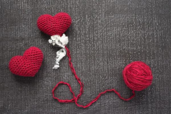 Bir grunge tahtada dantelli kırmızı Kalpler