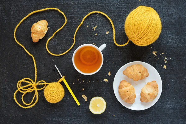 レモン茶、黄色のかぎ針編み、クロワッサンなど — ストック写真