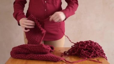 Kadın kırmızı eşarp unravelling