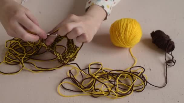 Crochê mãos femininas — Vídeo de Stock