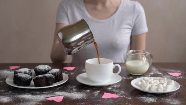 Наливание кофе из горшка в чашку — стоковое видео