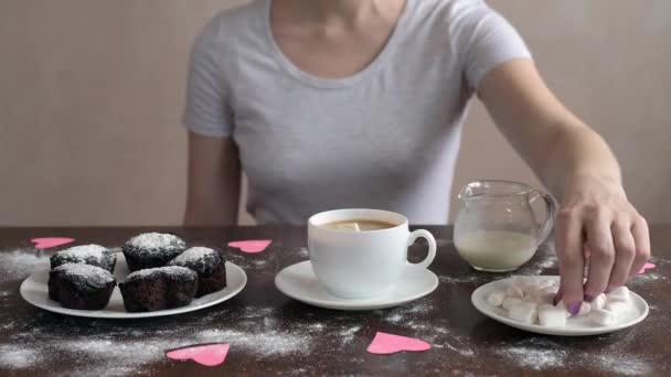 Sumpf-Malve in Kaffee geben — Stockvideo