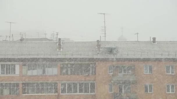 Roof of a block under the snowstorm — Stock Video