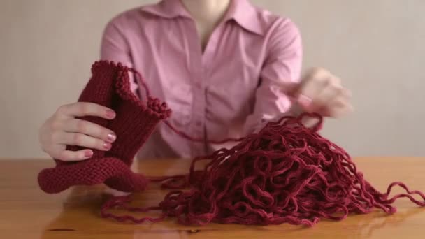 Kvinna i rosa reda ut stickning — Stockvideo