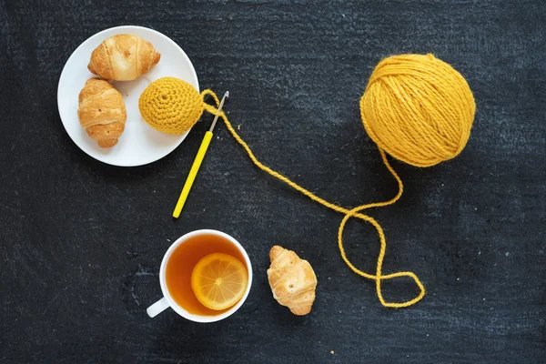 Thé au citron, crochet jaune et croissants — Photo