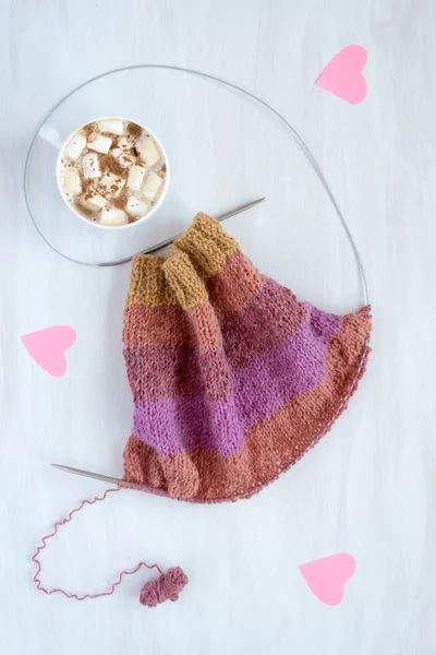 Tasse Kaffee und Stricken auf weißem Hintergrund — Stockfoto