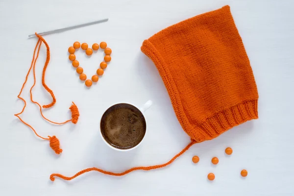 Кава, апельсин і капелюх ручної роботи на білому тлі — стокове фото