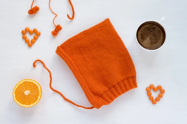 Café, naranja y sombrero hecho a mano sobre fondo blanco — Foto de Stock