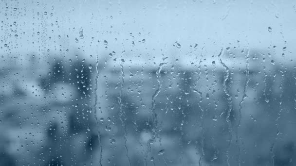 Mavi pencere üzerinde yağmur damlaları — Stok video