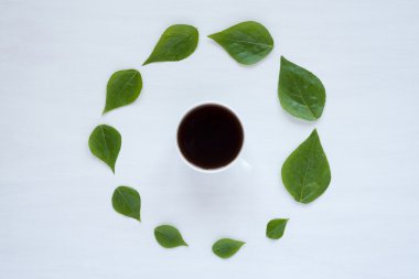 Siyah kahve ve yeşil yaprakları