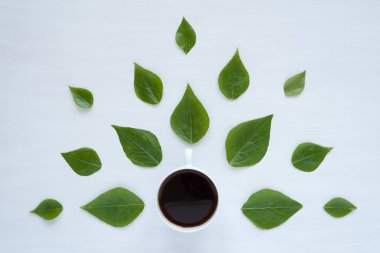 Siyah kahve ve yeşil yaprakları