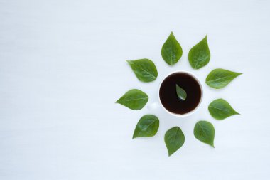 Siyah kahve ve yeşil yaprakları