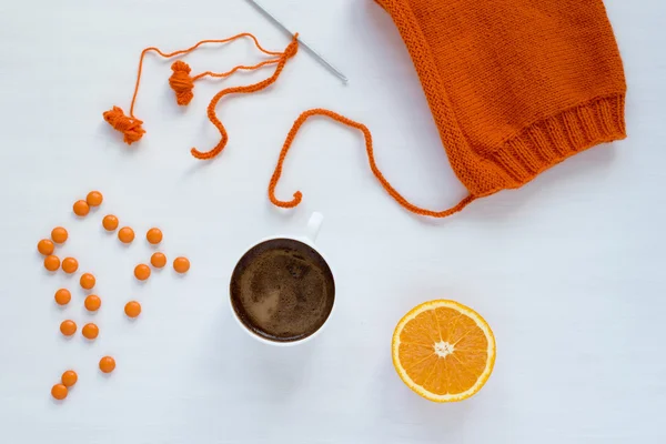 Sombrero de café, naranja y lana sobre fondo blanco —  Fotos de Stock