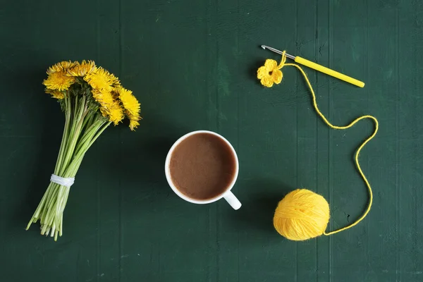 Massa maskrosor, virkning och kaffe — Stockfoto