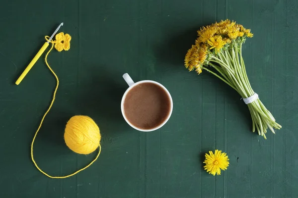 Kaffe, maskrosor och virkad blomma — Stockfoto