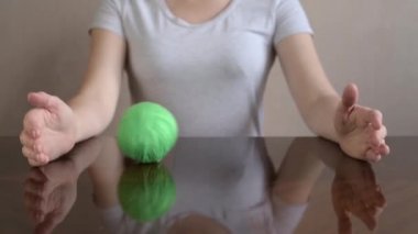 Kadın bir clew elden ele alınıyor