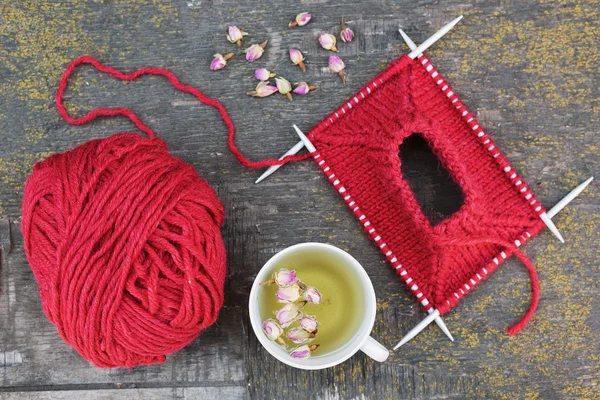 Stricken und Tee mit Rosen — Stockfoto