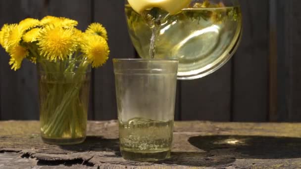 Löwenzahntee in ein Glas gießen — Stockvideo