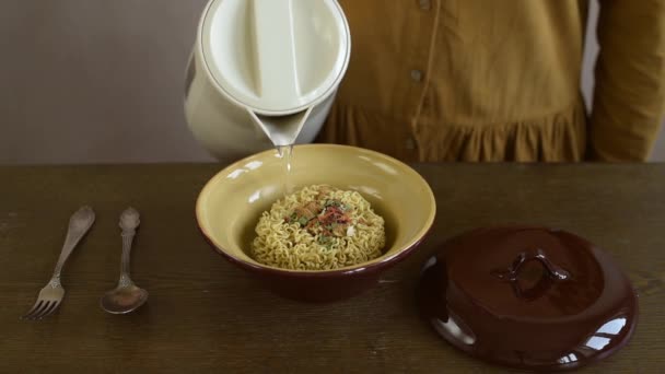 Preparare la zuppa di spaghetti — Video Stock