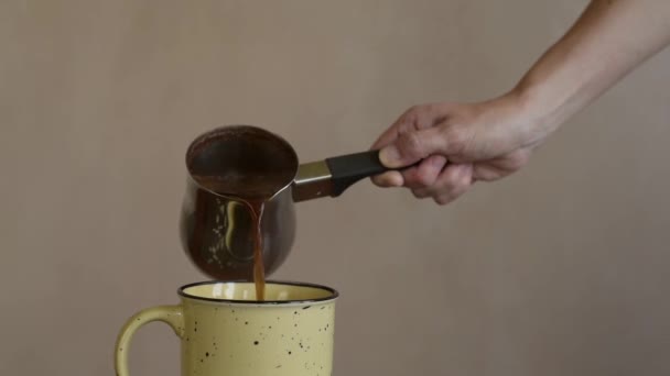 Versare il caffè in una grande tazza — Video Stock