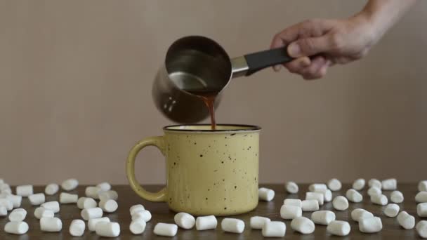 Hälla kaffe i en mugg — Stockvideo