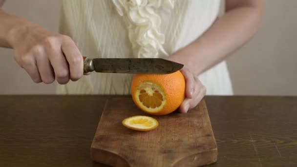 Slicing orange with an rusty knife — Stock Video