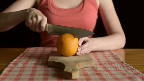 Cortar naranja en mitades — Vídeo de stock