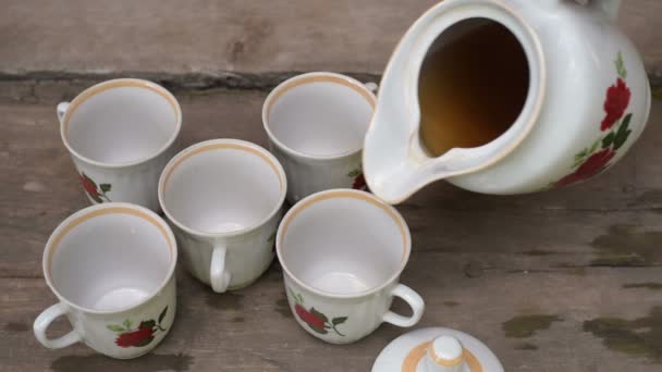 Pouring tea into five mugs — Stock Video