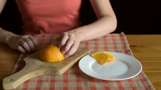 Colocar segmentos naranjas en un plato — Vídeos de Stock