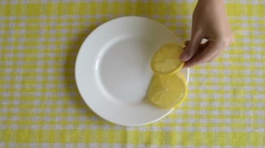 Limon parçaları bir tabağa koymak