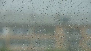 Penceresinde gerçek yağmur damlaları
