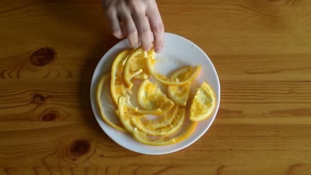 Orangenschale von einem Teller entfernen — Stockvideo