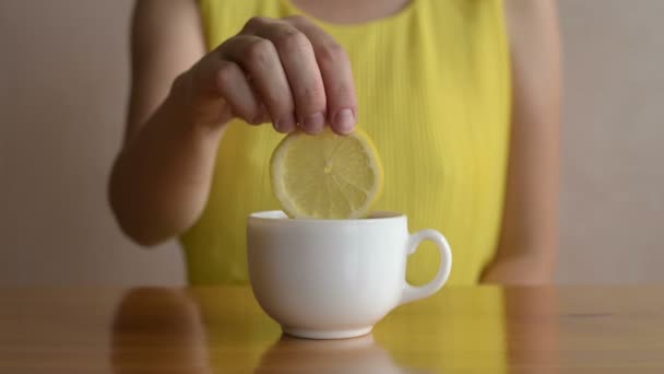 Mujer poniendo limón en el té — Vídeos de Stock