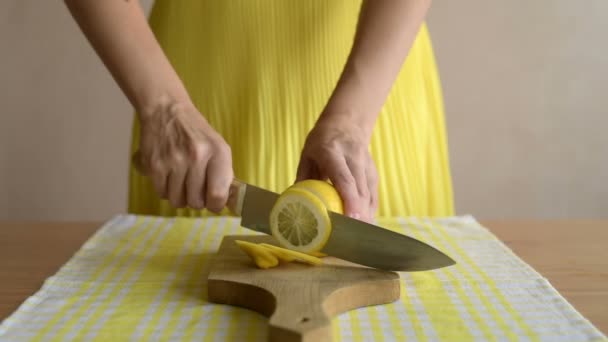 Woman slicing a lemon — Stock Video