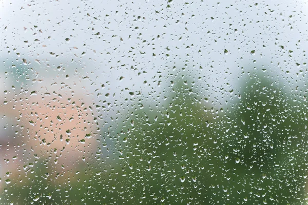 De véritables gouttes de pluie sur la fenêtre — Photo