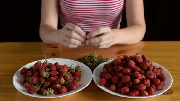 Preparación de fresas para mermelada — Vídeos de Stock