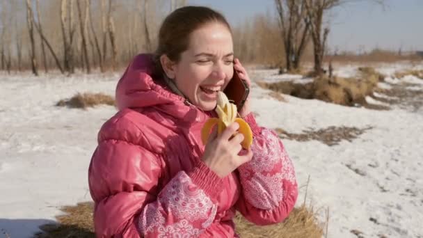 Žena jíst banán a mluvení — Stock video