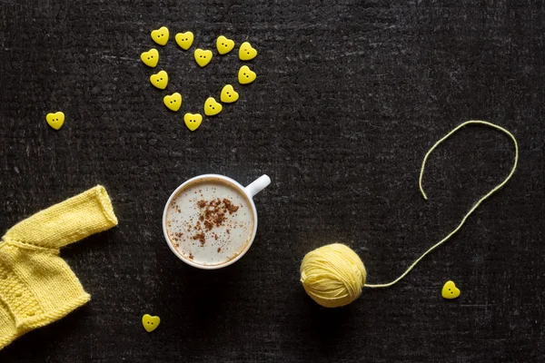 커피, 털 실, 단추 마음 — 스톡 사진