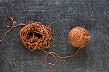 Kahverengi Siyah grunge arka plan üzerinde iplik