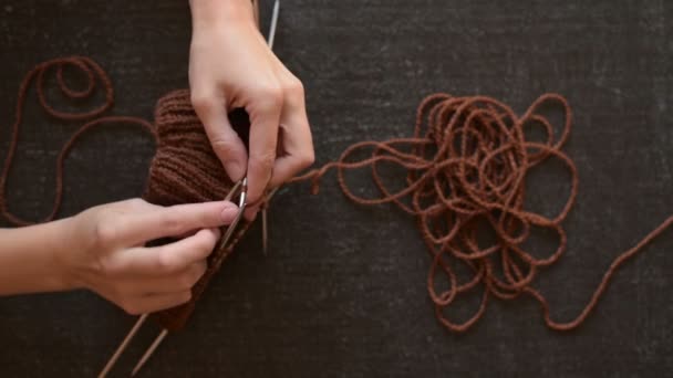 Weibliche Hände stricken braunes Garn — Stockvideo