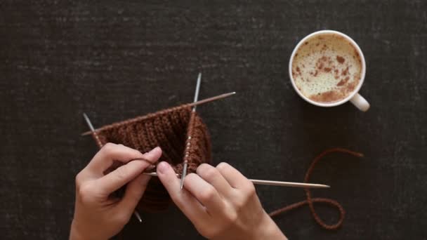 Breien en koffie op zwarte achtergrond — Stockvideo