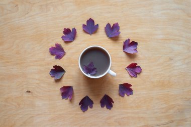 kahve ve sonbahar yaprakları ahşap arka planda