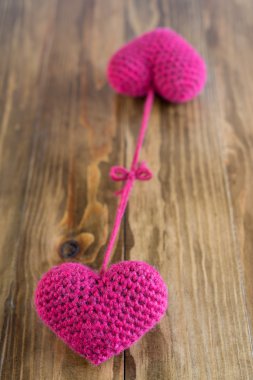 Birlikte bağlı iki chrocheted kalp