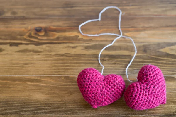 İki chrocheted kalp ile iplik — Stok fotoğraf
