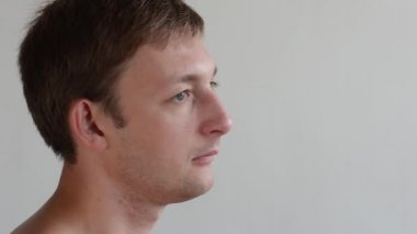 Genç bir adamın yüzü