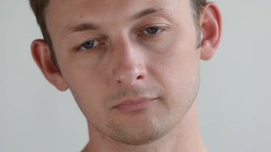 Üzücü bir adamın yüzü